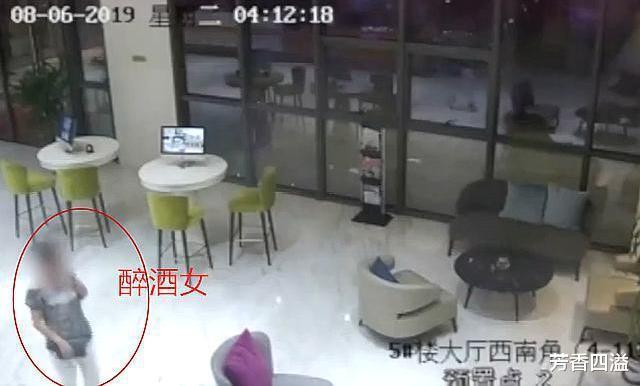 女子饮酒过度醉倒,男子一路尾随‘捡尸’,还没开房就又亲又摸