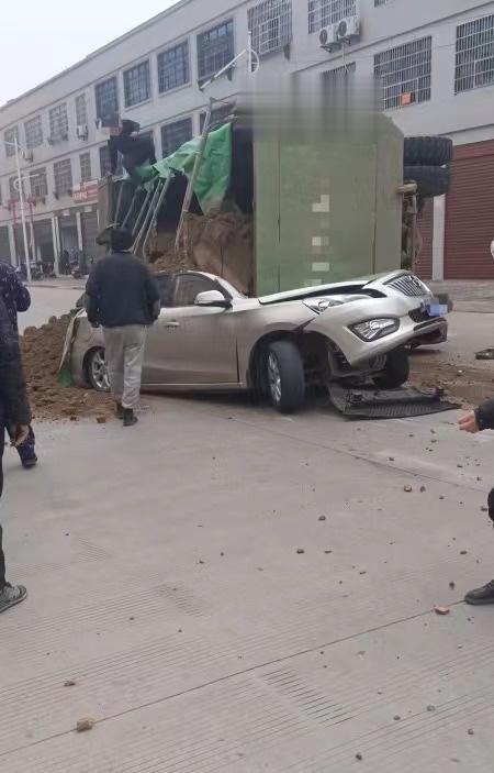 江西一渣土车侧翻压扁轿车致司机死亡,附近商户:逝世司机女儿蹲地痛哭,渣土车司机被警方带走