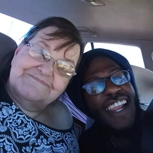 美一24岁男子恋上74岁女友，只因女友‘一张双峰照’