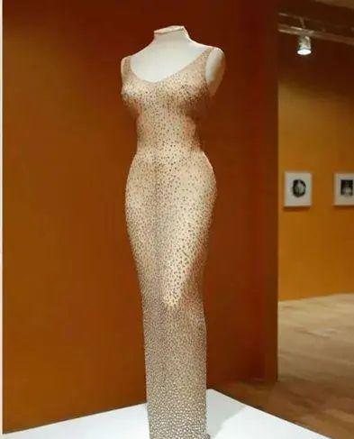 金·卡戴珊|经典被毁!金卡戴珊穿坏了梦露的钻石裙,韵味还差远了