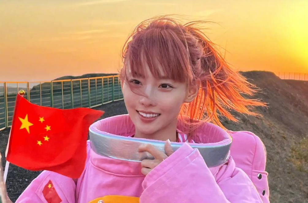 张嘉倪|张嘉倪晒国庆假期随拍！美景美人好养眼，透露出了古灵精怪的感觉