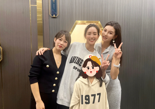 |王迅与美女富婆聚餐，豪宅内金碧辉煌似五星酒店，不见小17岁娇妻