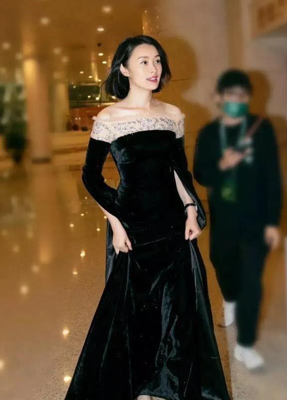 吴越 陈建斌前女友吴越，穿V领小黑裙剪“狗啃短发”，50岁也美得高级