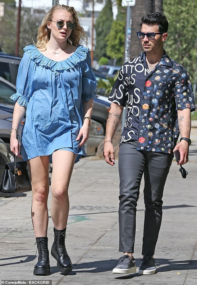 金·卡戴珊|美国明星戴罩防疫树榜样，金卡戴珊家将搬到怀俄明州农场自我隔离