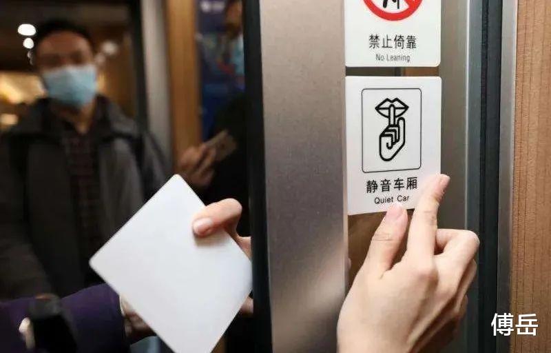 孩子高铁上吵闹,乘客提醒反被家长暴怼!