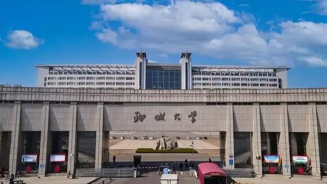 聊城大学包车送学生返乡，爆胎追尾、车门坏，上演真实版人在囧途