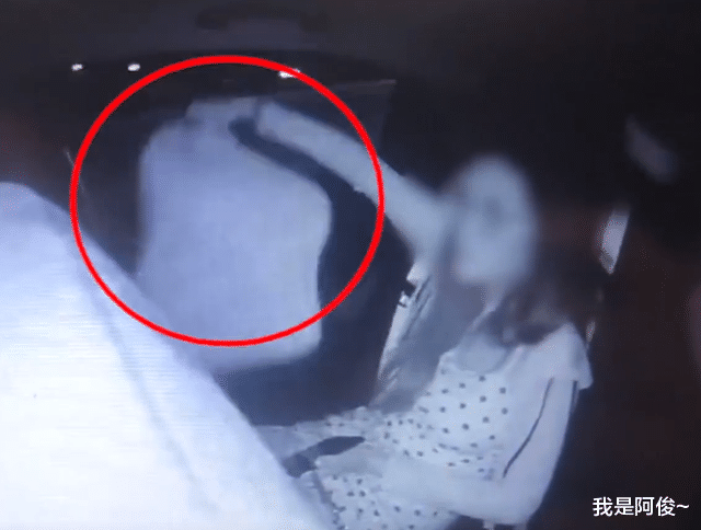 江苏一女子打车行驶在高架上,后座掉落腰枕,女子竟顺手扔出窗外