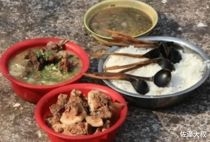 男子到四川农村吃酒席,来到现场,顿时心凉,随礼200块也觉得亏