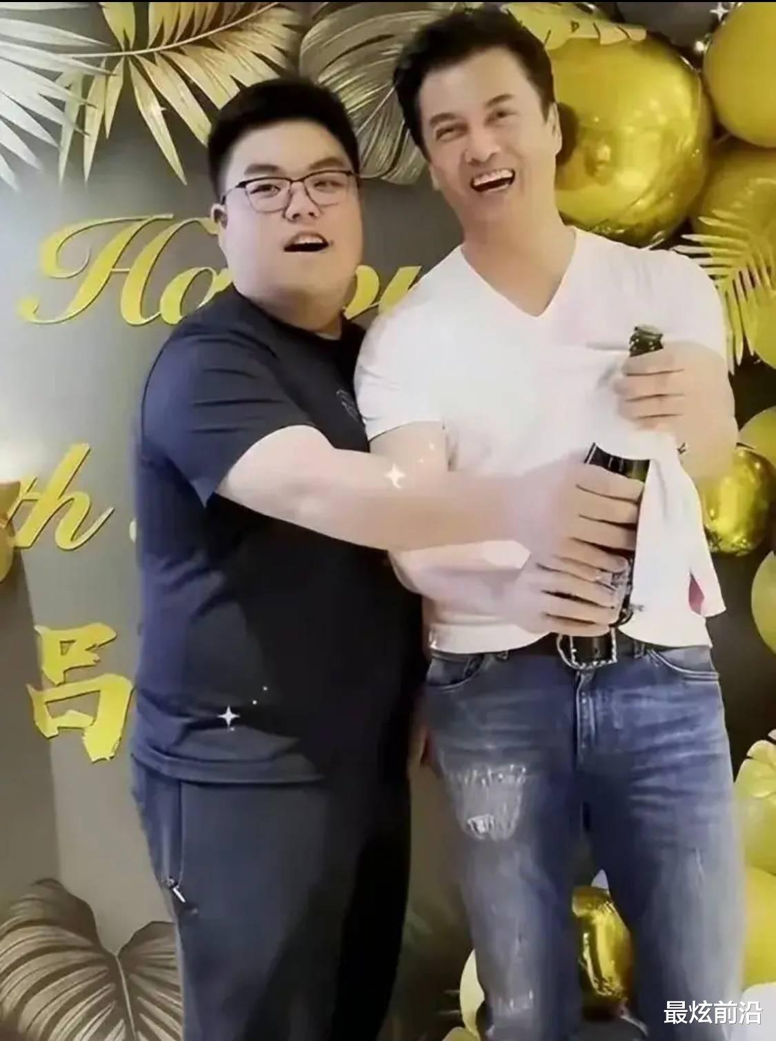 遮瑕 吕良伟儿子个子矮体重快200斤,穿T恤勒出大肚腩,没有爸爸帅气