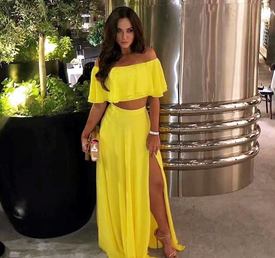 英伦国宝级博主,穿搭随性大方,印花吊带演绎夏日风情