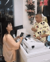 |坐地铁碰到最美阿姨,偷瞄被她发现了,该怎么办?