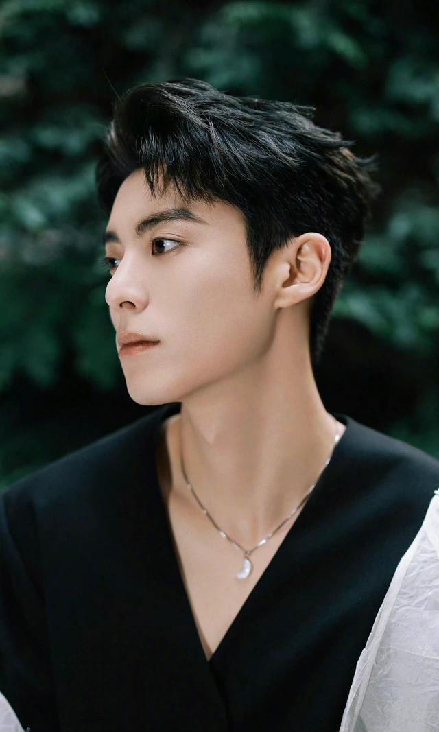 |披个塑料都好看!男星直播生图惊艳众人,爱穿皮裤玩篮球太时尚了