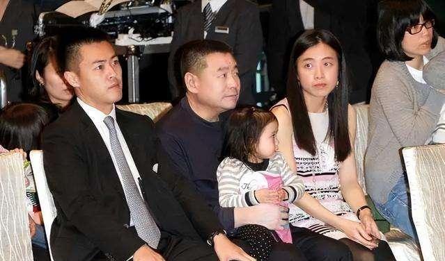 刘鸣炜|刘銮雄长子刘鸣炜，小10岁女友出身平凡，不介意当3个孩子后妈？