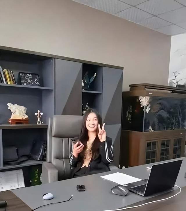 陈亚男|大衣哥儿子又订婚了!女方给公公斟茶,身材高挑五官比陈亚男漂亮