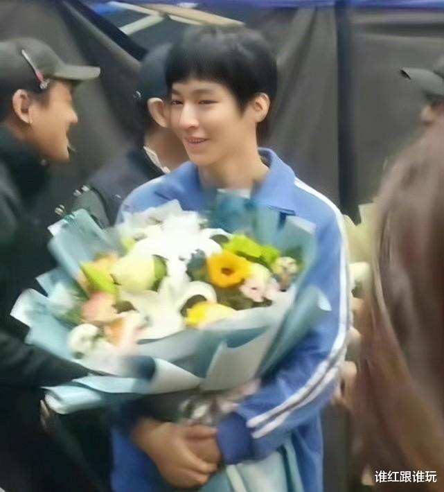 王俊凯|电影《刺猬》杀青，王俊凯齐刘海配校服很青春，导演和男主是亮点