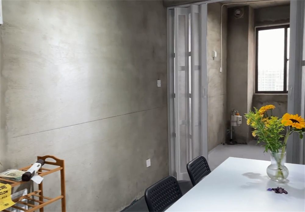 一位90后小哥为省钱,不装修直接住进毛坯房,网友:一个人住挺爽