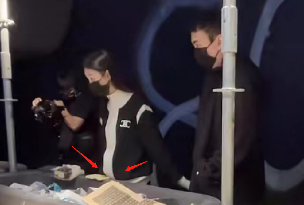 王思聪|王思聪与新女友牵手现身网红店，女方小腹隆起，评论区满屏有喜了！