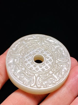 和田玉籽料|清乾隆 和田玉籽料 白玉 兽面谷纹 玉璧 挂件