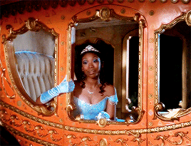 迪士尼|迪士尼24年前让黑人演灰姑娘，服装精美珠宝奢华，就是水晶鞋太丑 。