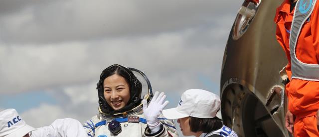 星星的后裔,王亚平“摘星”归来,妈妈对女儿的承诺,太感人