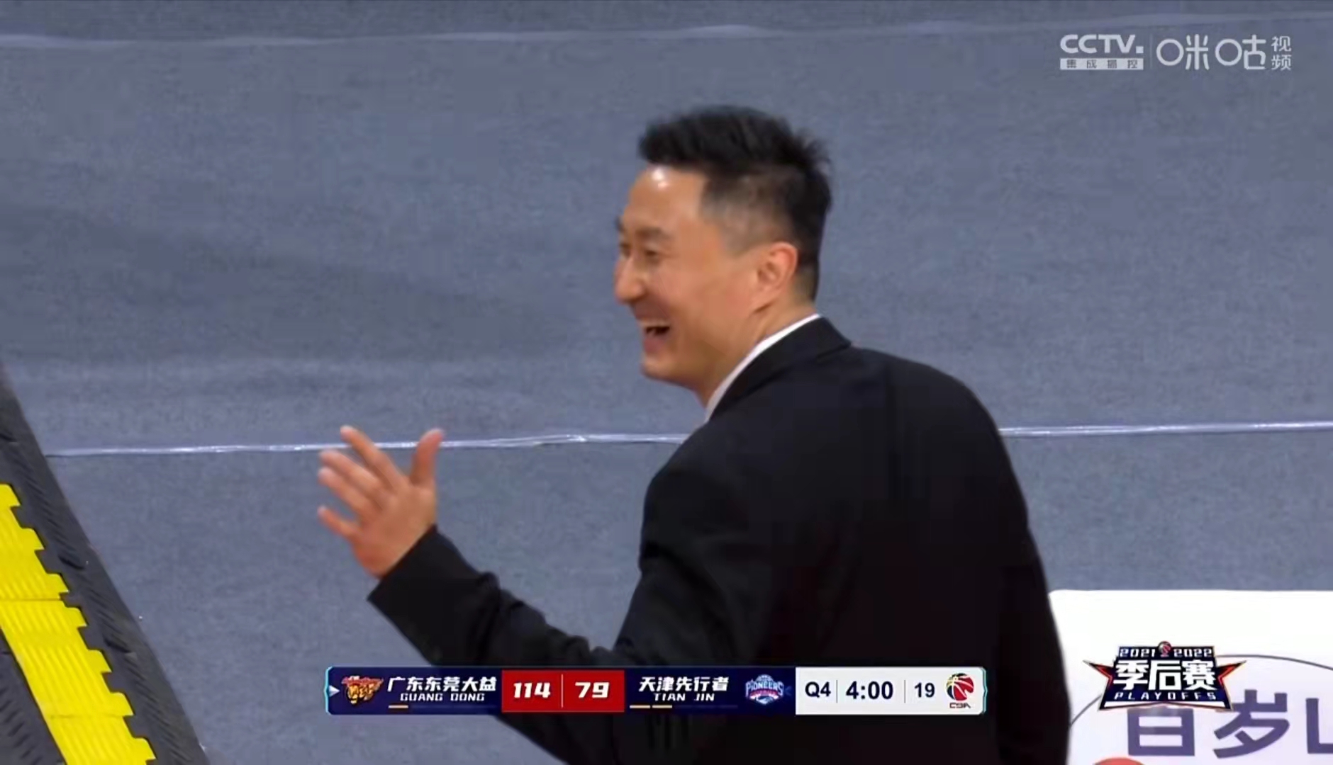 徐杰|季后赛徐杰太恐怖！锁死天津两外援，大帽伯顿杜锋乐了，阿联看呆