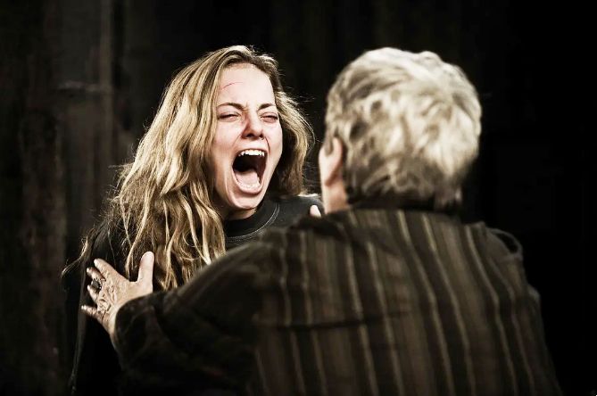 人皮客栈|《人皮客栈》三部曲:那些排队领盒饭的美女们,各个来历不简单啊