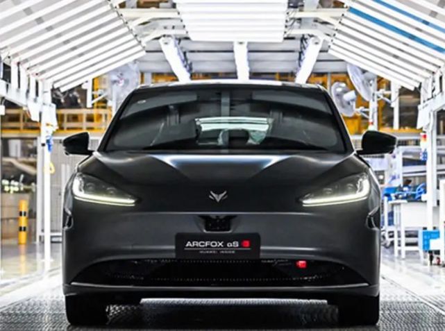 汽车|“华为狐”女总裁宣布离职!曾靠崔健罗大佑出圈,公司三年巨亏150亿!