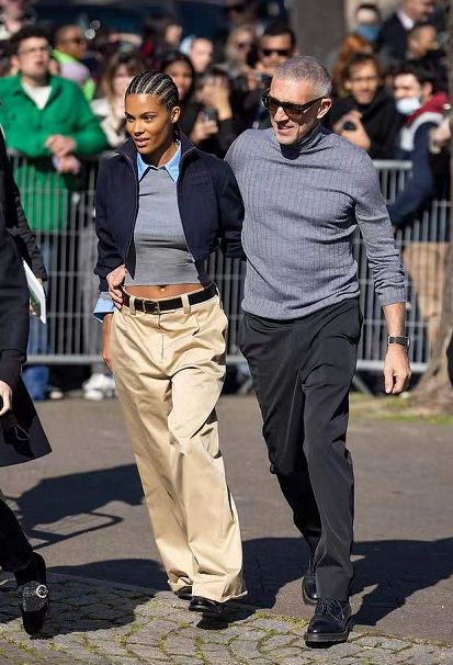 莫妮卡·贝鲁奇|莫妮卡·贝鲁奇17岁女儿时尚大片又纯又欲 和球花共享一张脸