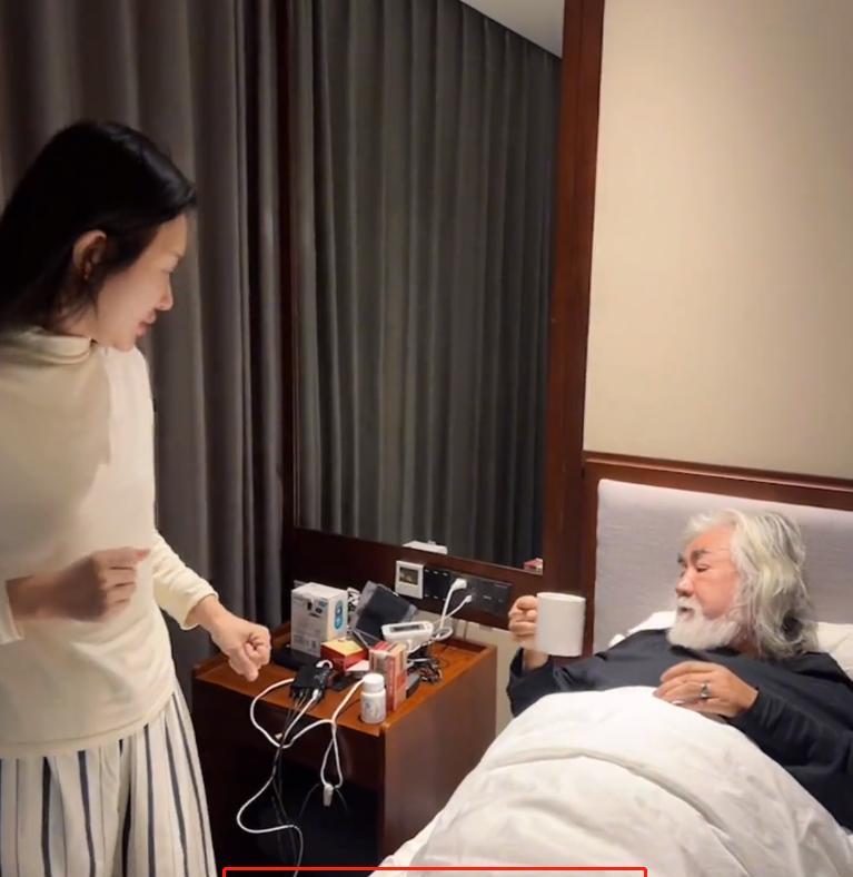 小姐姐|71岁张纪中高烧卧病在床,遭小32岁妻子调侃,网友直呼辣眼睛