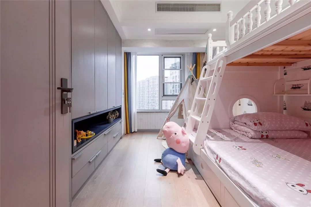 小户型在衣柜上留出一排搁架,使用方便看起来也大气