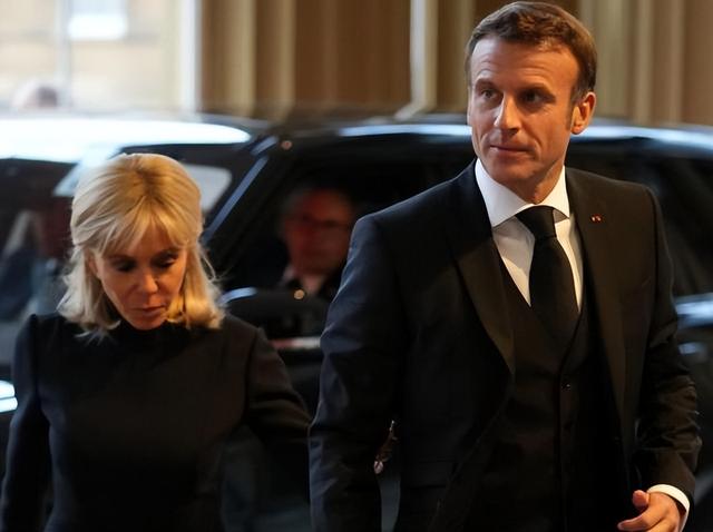 埃马纽埃尔·马克龙|参加女王葬礼穿运动鞋,跟丈夫全程在秀恩爱,布丽吉特不懂礼仪