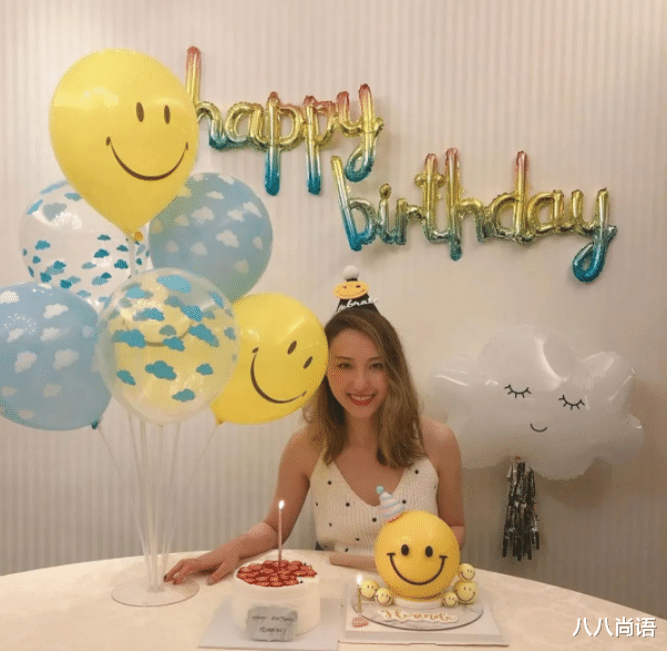 李嫣|赌王三房女儿何超云，出海游玩趴在栏杆上，一身小清新超像何超莲