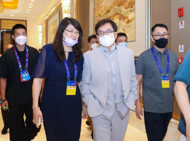 成龙|6位老牌港星来内地，成龙和内地网红合影，甄子丹到处旅游