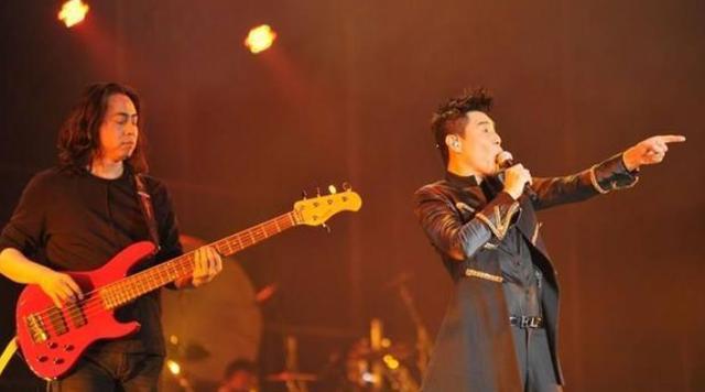 屠洪刚|浪荡的屠洪刚:三个孩子三个妈,全家鸡犬不宁,连他自己都头疼