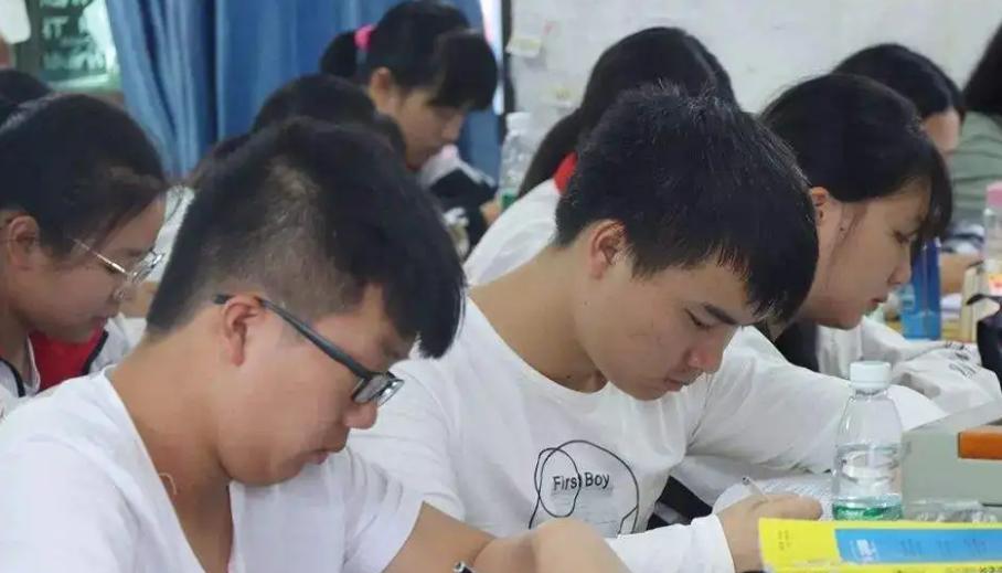 大学生|大学生上课搜老师名字,看到简历肃然起敬,果然是美貌与才华并存