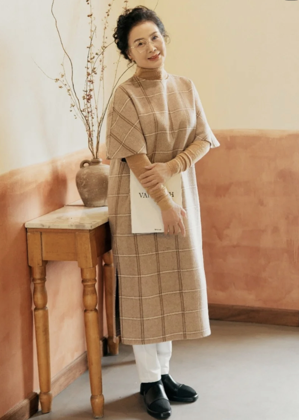 这才是60岁女人该有的秋装穿搭:优雅大气不扮嫩,美得自然不做作