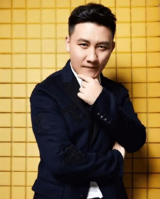 杨树林|杨树林22岁拜师赵本山，娶230斤胖丫，今妻子入狱他在外苦等