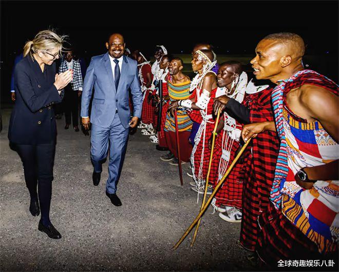 化妆 不化妆、戴眼镜、头发凌乱:马克西玛抵达坦桑尼亚时的自然造型