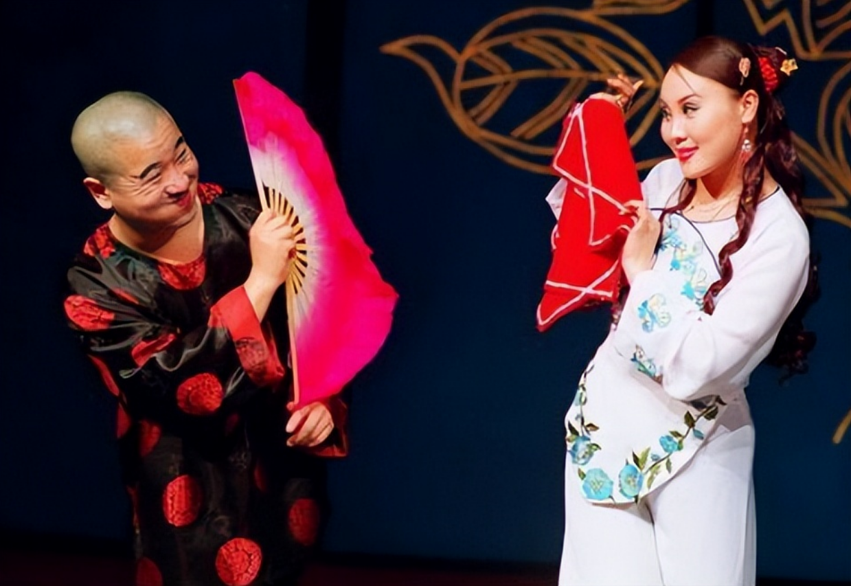 王小利|王小利：与相伴7年的发妻离婚后，转身娶小11岁李琳，他怎样了