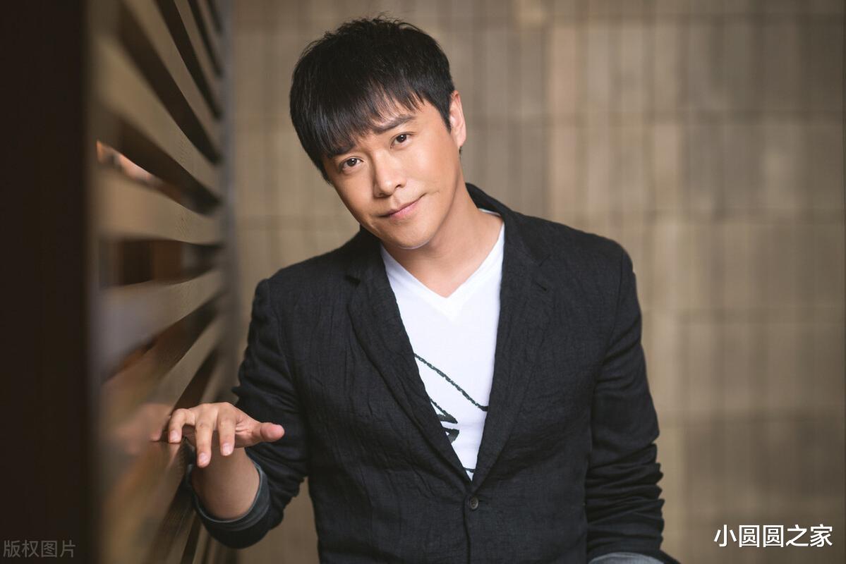 佟丽娅|陈思诚带前妻与众闺蜜逛游乐园，帮佟丽娅拿手办，大热天裹得严严实实