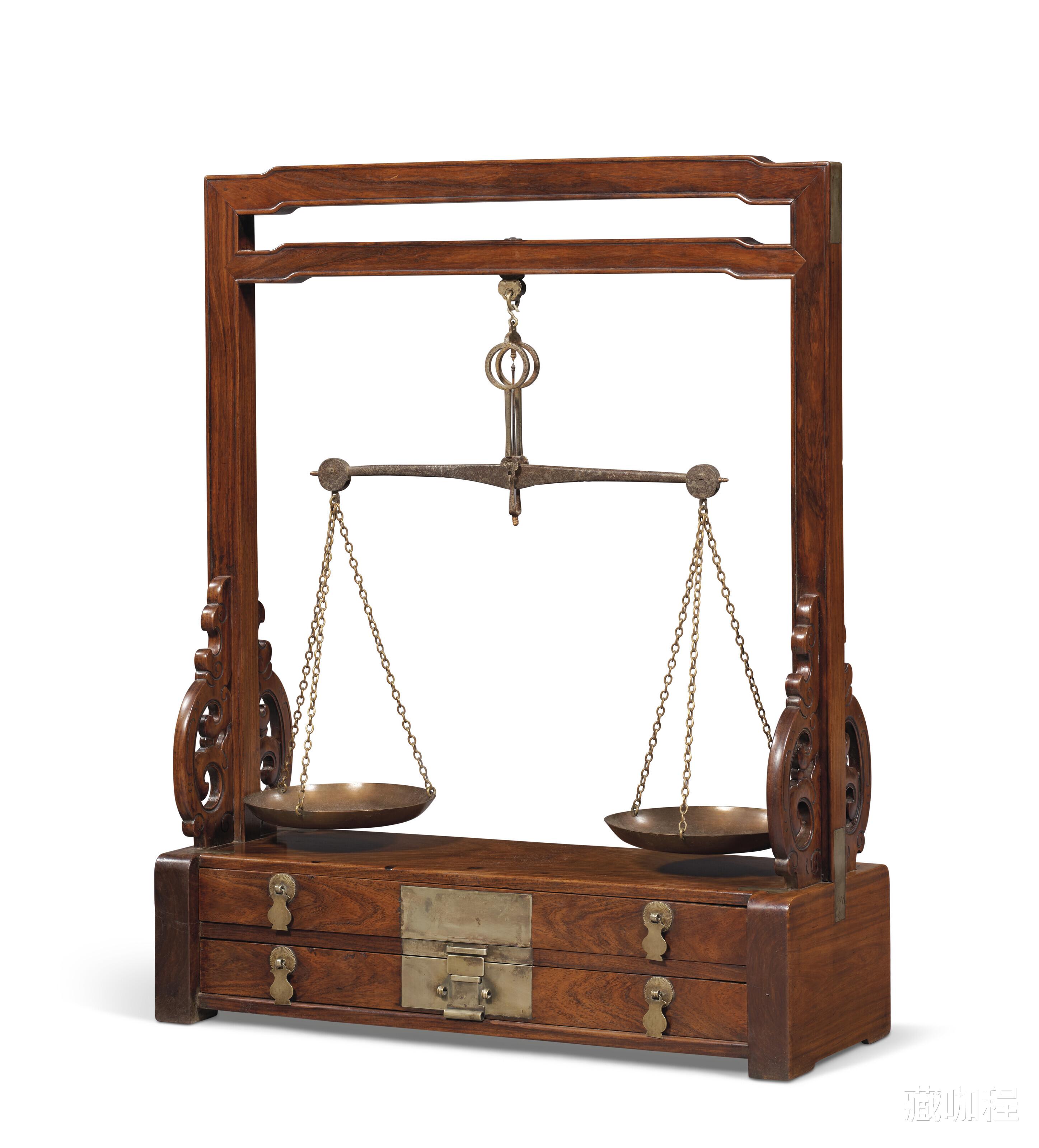 |黄花梨灯台已然稀有，三足着地的更是只此一例