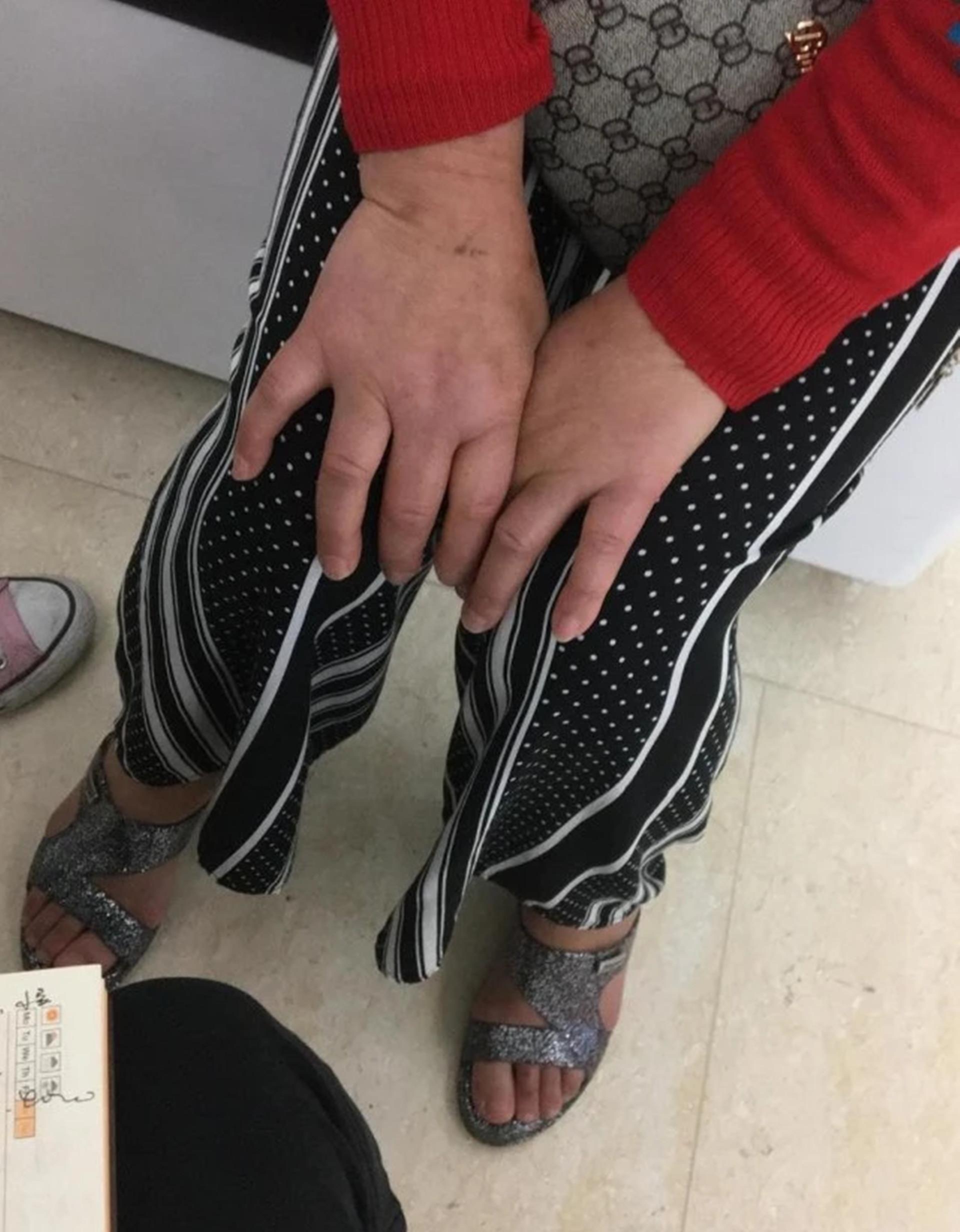 2019年 帮女儿还清几十万贷款后母亲拿出领养证:你不是我亲生的!