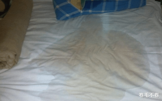 湖南男子夜夜尿床,女友嫌丢人分手,父亲临终说明真相:是我尿床