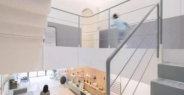 夫妻上海小区买下一整栋老楼,上下打通变豪宅,楼梯改造得很文艺