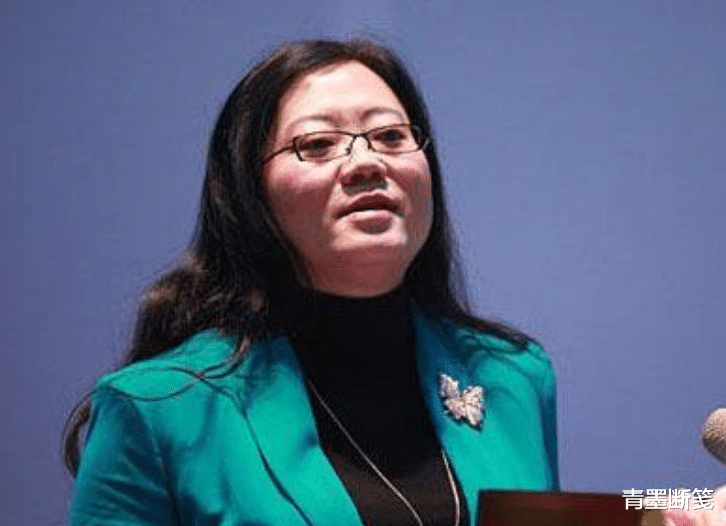 53岁辽宁美女,曾是大学老师,却辞职卖衣服,年销售额10亿元