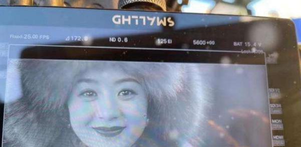 赵丽颖|赵丽颖新剧照曝光，有一种看妈妈年轻时照片的样子