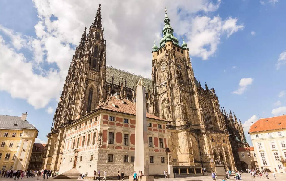 教堂|布拉格著名的景点，大家千万别错过了，不然好看的美景可能看不到