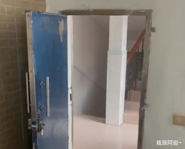 卫生间|广东一女生租房“蹲进门”，卫生间还摆石桌石椅，网友直呼太恐怖