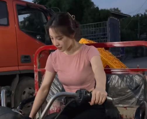 卖鱼妹妹之后,卖菜妹妹又闪亮登场了,相同的套路,相似的打扮