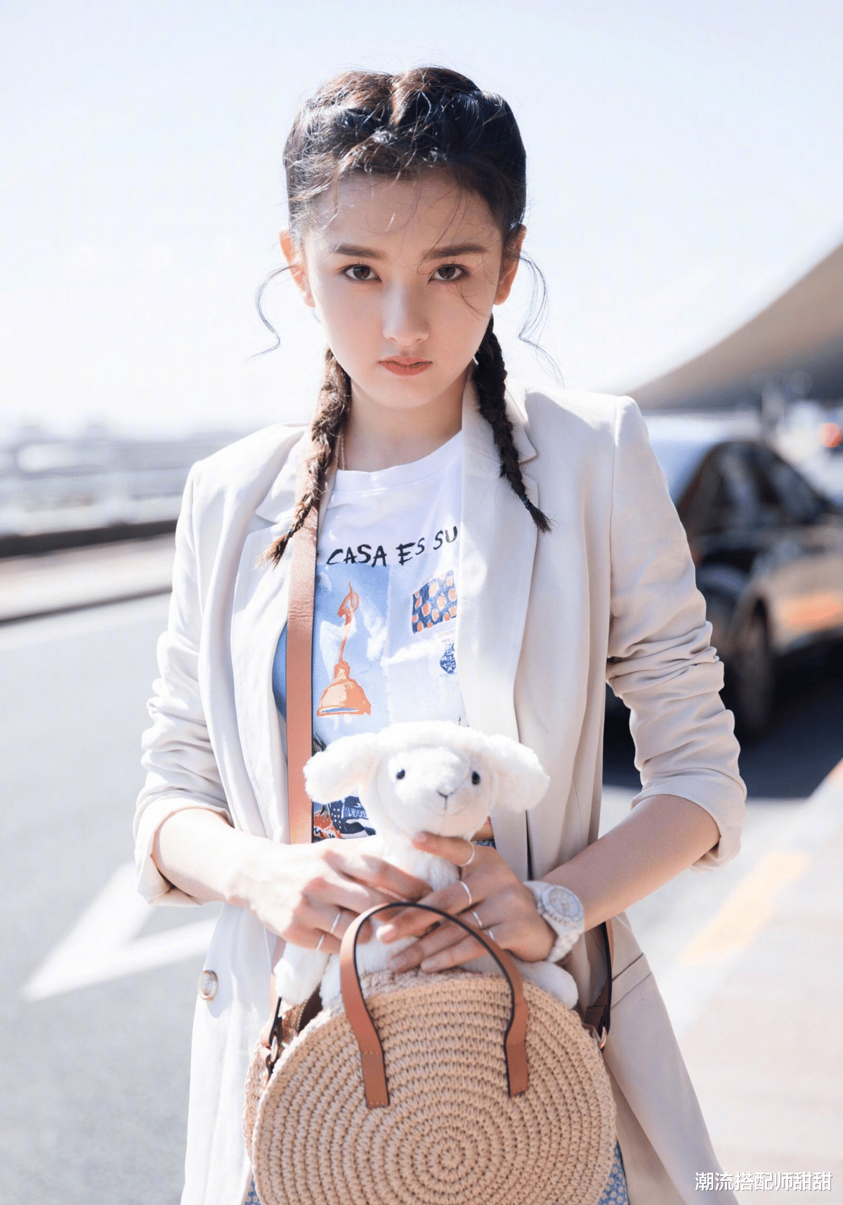 发型 宋祖儿才20多岁就有中年感，这发型真挺不适合她，感觉像没洗头